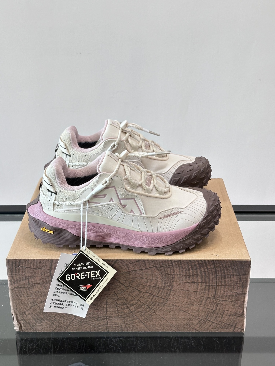 ​​Kolon SPort​​ 可隆户外鞋，科技布➕防滑厚底款，​​GORE-TEX​​ 防水透气膜。 GORE-TEX