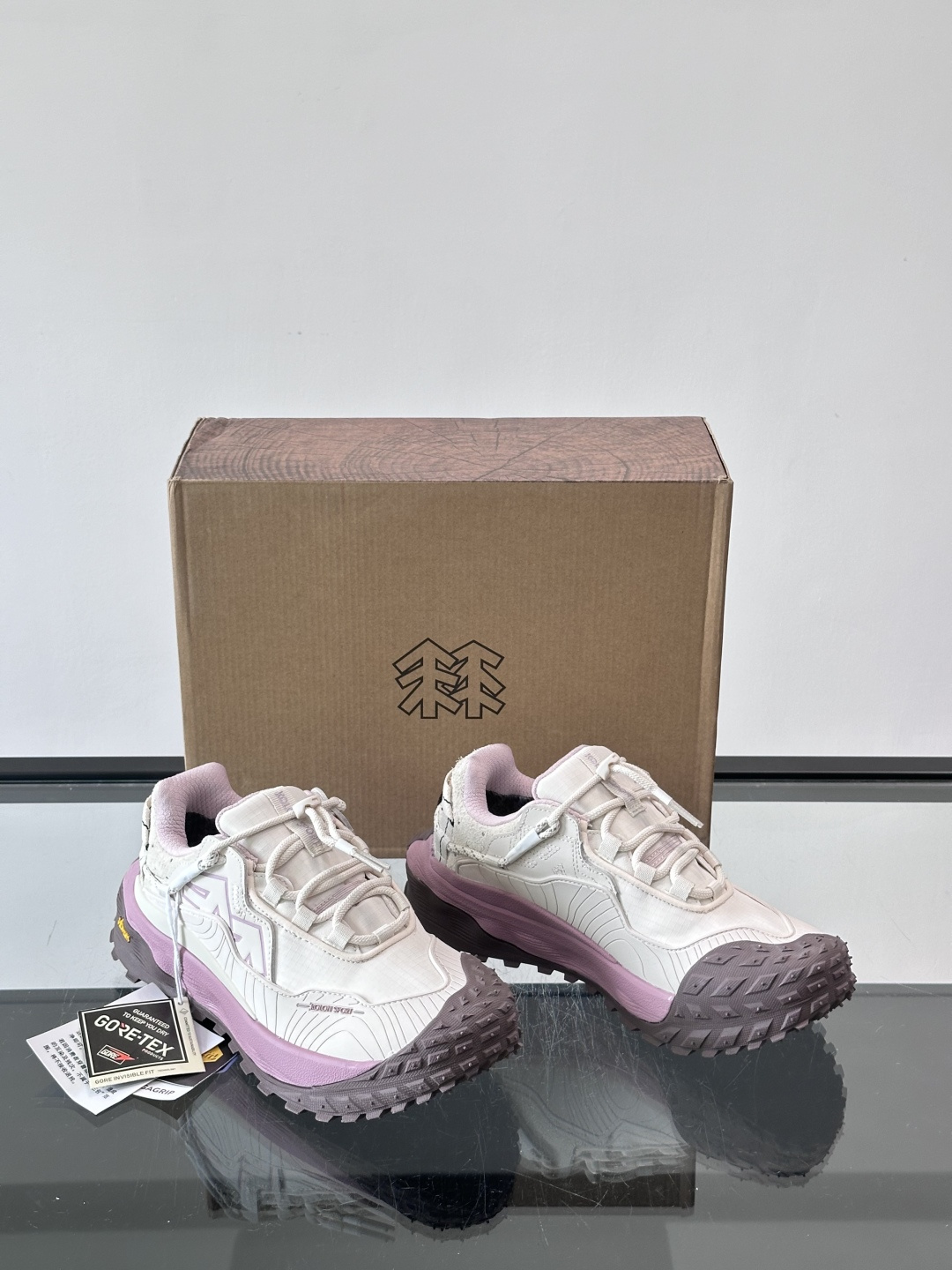 ​​Kolon SPort​​ 可隆户外鞋，科技布➕防滑厚底款，​​GORE-TEX​​ 防水透气膜。 GORE-TEX