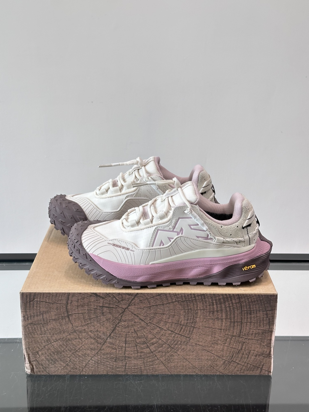 ​​Kolon SPort​​ 可隆户外鞋，科技布➕防滑厚底款，​​GORE-TEX​​ 防水透气膜。 GORE-TEX