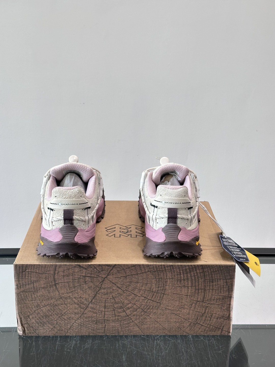 ​​Kolon SPort​​ 可隆户外鞋，科技布➕防滑厚底款，​​GORE-TEX​​ 防水透气膜。 GORE-TEX