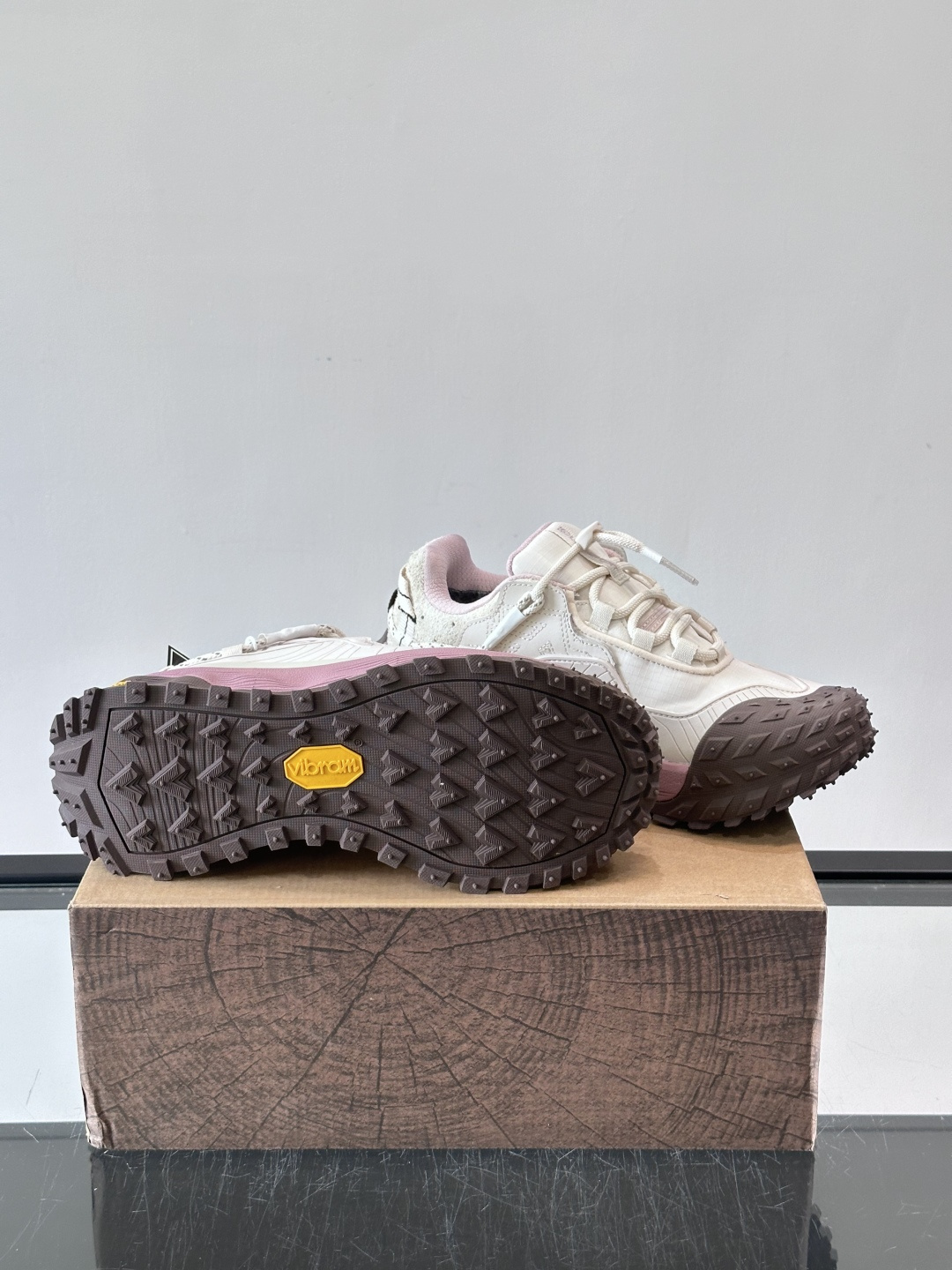 ​​Kolon SPort​​ 可隆户外鞋，科技布➕防滑厚底款，​​GORE-TEX​​ 防水透气膜。 GORE-TEX