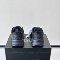 Kolon SPort 可隆户外徒步鞋,网面鞋身搭配黑色厚底,编织鞋带,整体走的是户外机能风。 Kolon SP Kolon SPort 可隆户外徒步鞋,网面鞋身搭配黑色厚底,编织鞋带,整体走的是户外机能风。 Kolon SP