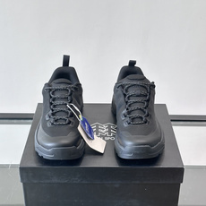 Kolon SPort 可隆户外徒步鞋,网面鞋身搭配黑色厚底,编织鞋带,整体走的是户外机能风。 Kolon SP Kolon SPort 可隆户外徒步鞋,网面鞋身搭配黑色厚底,编织鞋带,整体走的是户外机能风。 Kolon SP
