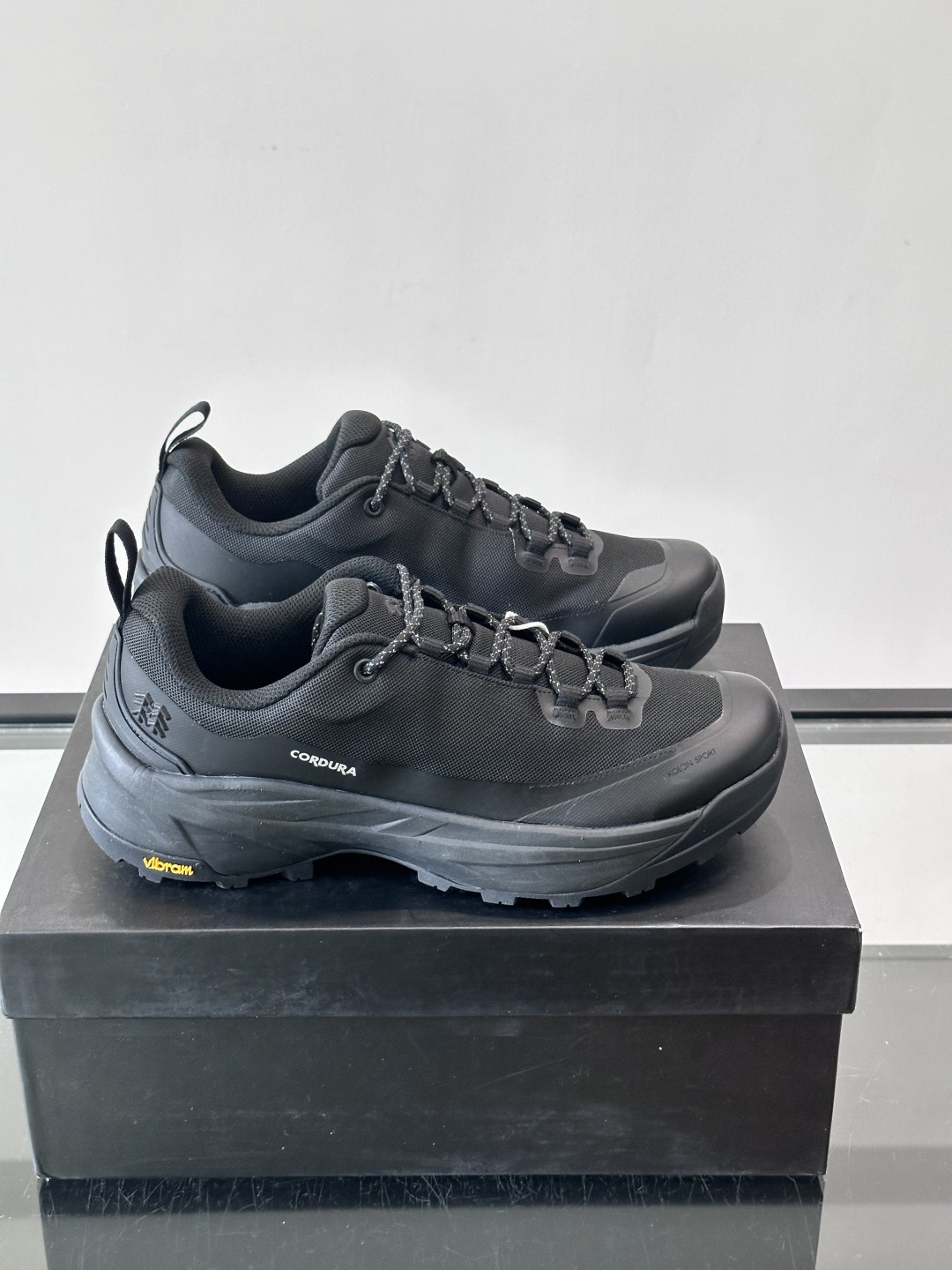 ​​Kolon SPort​​ 可隆户外徒步鞋，网面鞋身搭配黑色厚底，编织鞋带，整体走的是户外机能风。 Kolon SP