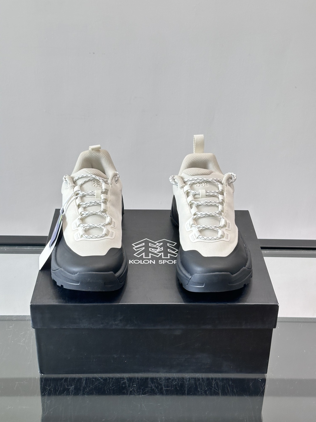 ​​Kolon SPort​​ 可隆户外徒步鞋，网面鞋身搭配黑色厚底，编织鞋带，整体走的是户外机能风。 Kolon SP