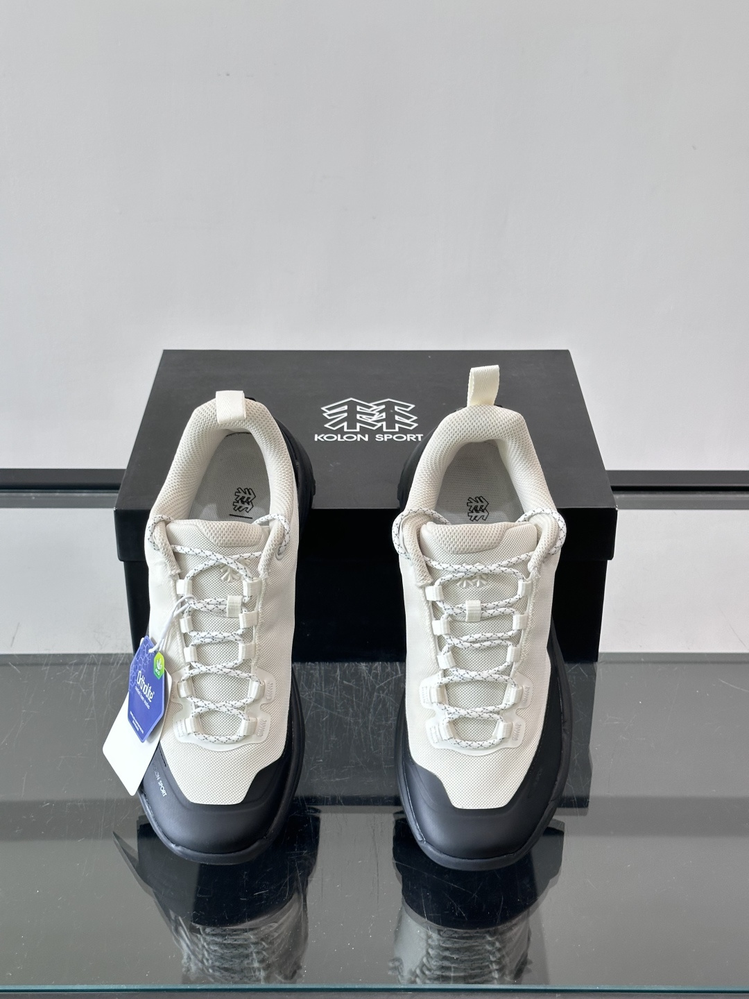 ​​Kolon SPort​​ 可隆户外徒步鞋，网面鞋身搭配黑色厚底，编织鞋带，整体走的是户外机能风。 Kolon SP