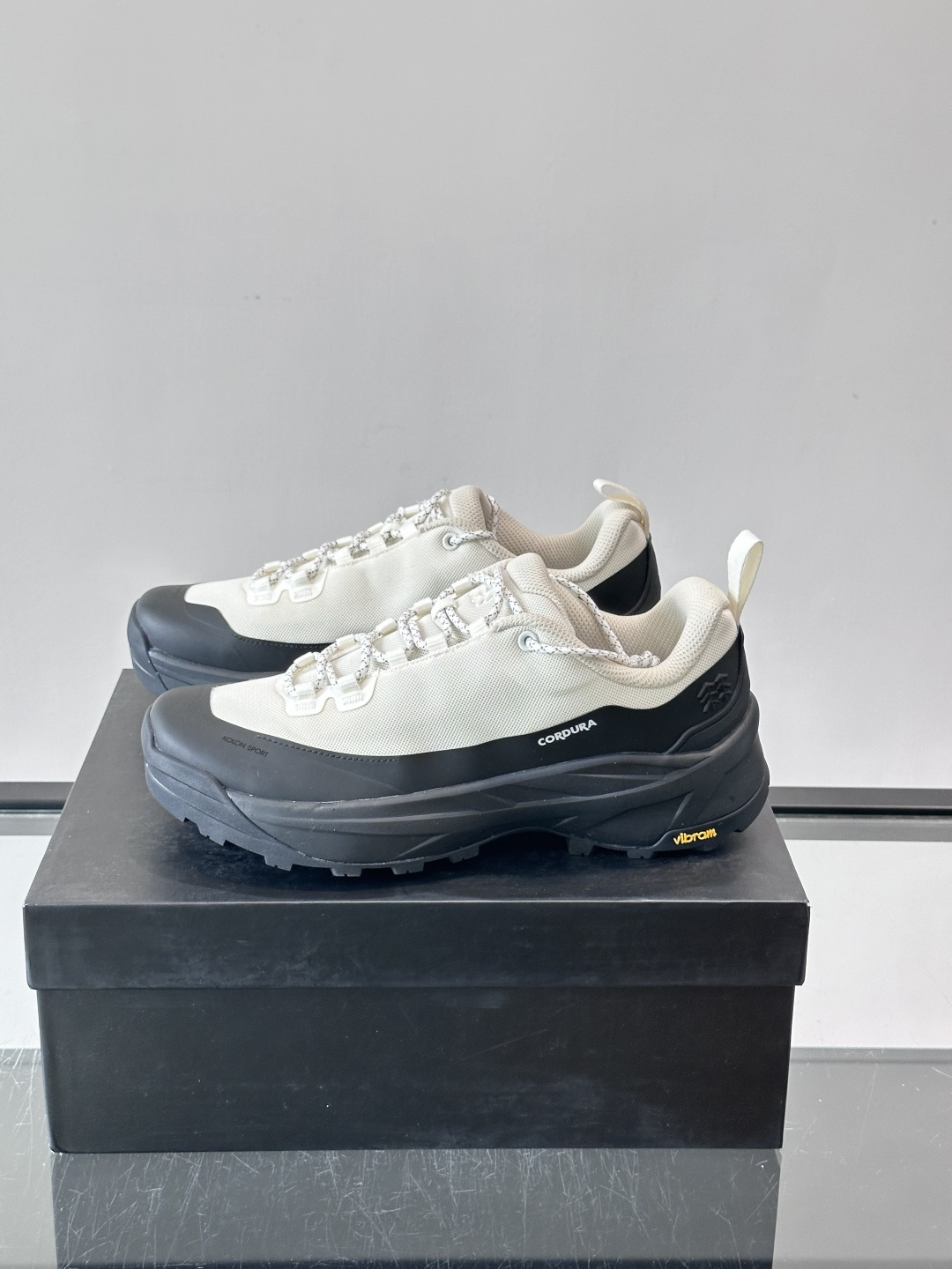 ​​Kolon SPort​​ 可隆户外徒步鞋，网面鞋身搭配黑色厚底，编织鞋带，整体走的是户外机能风。 Kolon SP