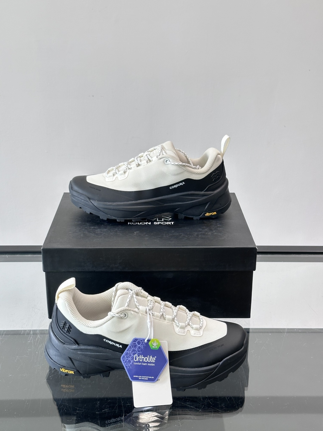 ​​Kolon SPort​​ 可隆户外徒步鞋，网面鞋身搭配黑色厚底，编织鞋带，整体走的是户外机能风。 Kolon SP