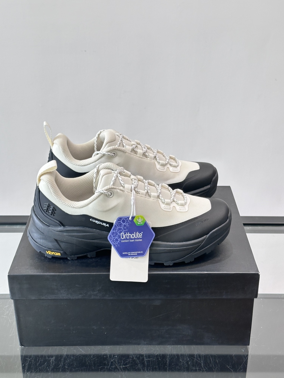 ​​Kolon SPort​​ 可隆户外徒步鞋，网面鞋身搭配黑色厚底，编织鞋带，整体走的是户外机能风。 Kolon SP