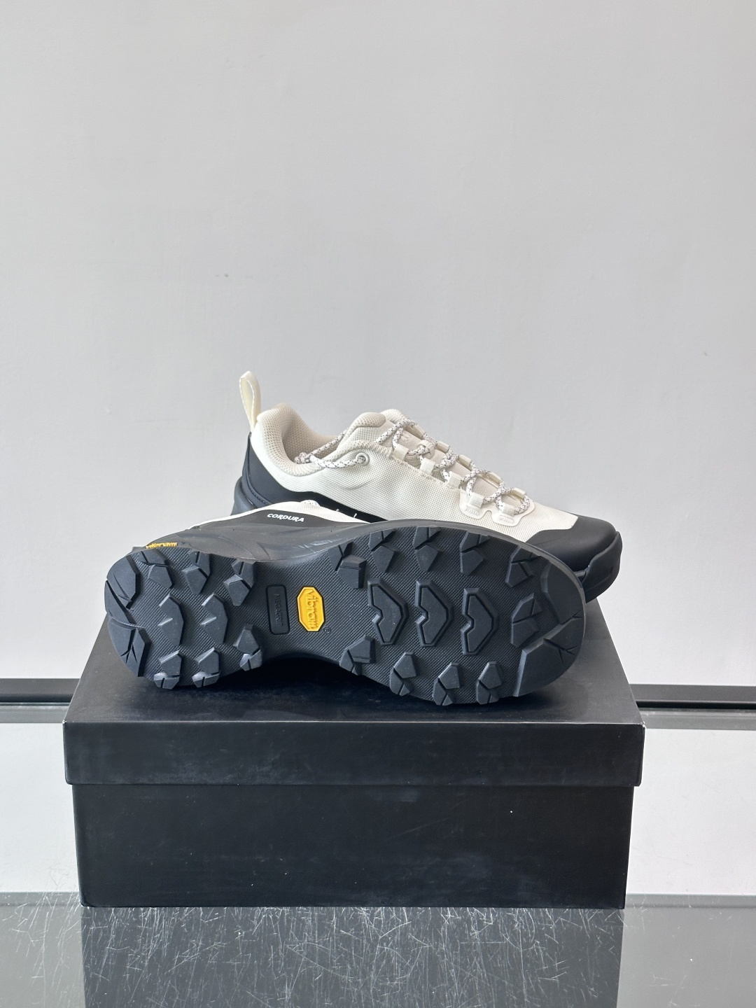 ​​Kolon SPort​​ 可隆户外徒步鞋，网面鞋身搭配黑色厚底，编织鞋带，整体走的是户外机能风。 Kolon SP