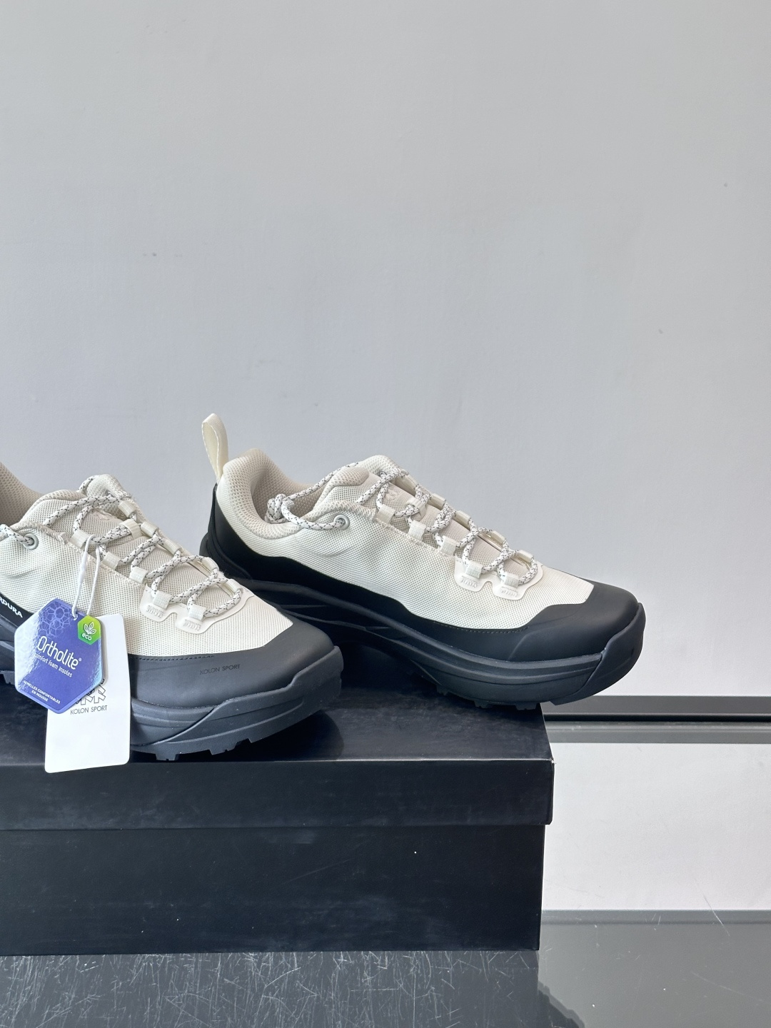 ​​Kolon SPort​​ 可隆户外徒步鞋，网面鞋身搭配黑色厚底，编织鞋带，整体走的是户外机能风。 Kolon SP