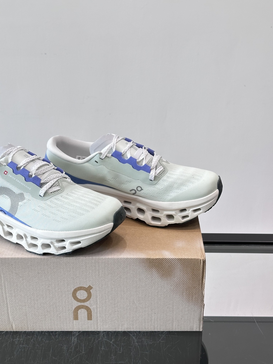 ​​On Running（昂跑）​​ 跑鞋，针织鞋面搭配 CloudTec 缓震底，鞋侧有标志性的On logo。昂跑是