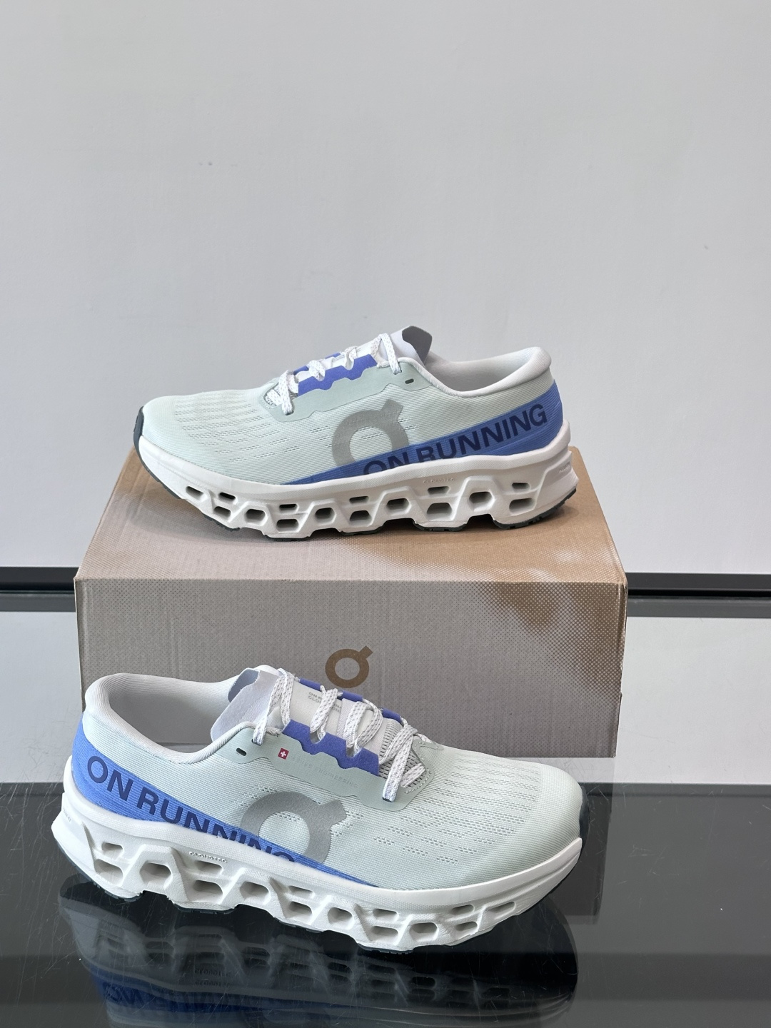 ​​On Running（昂跑）​​ 跑鞋，针织鞋面搭配 CloudTec 缓震底，鞋侧有标志性的On logo。昂跑是