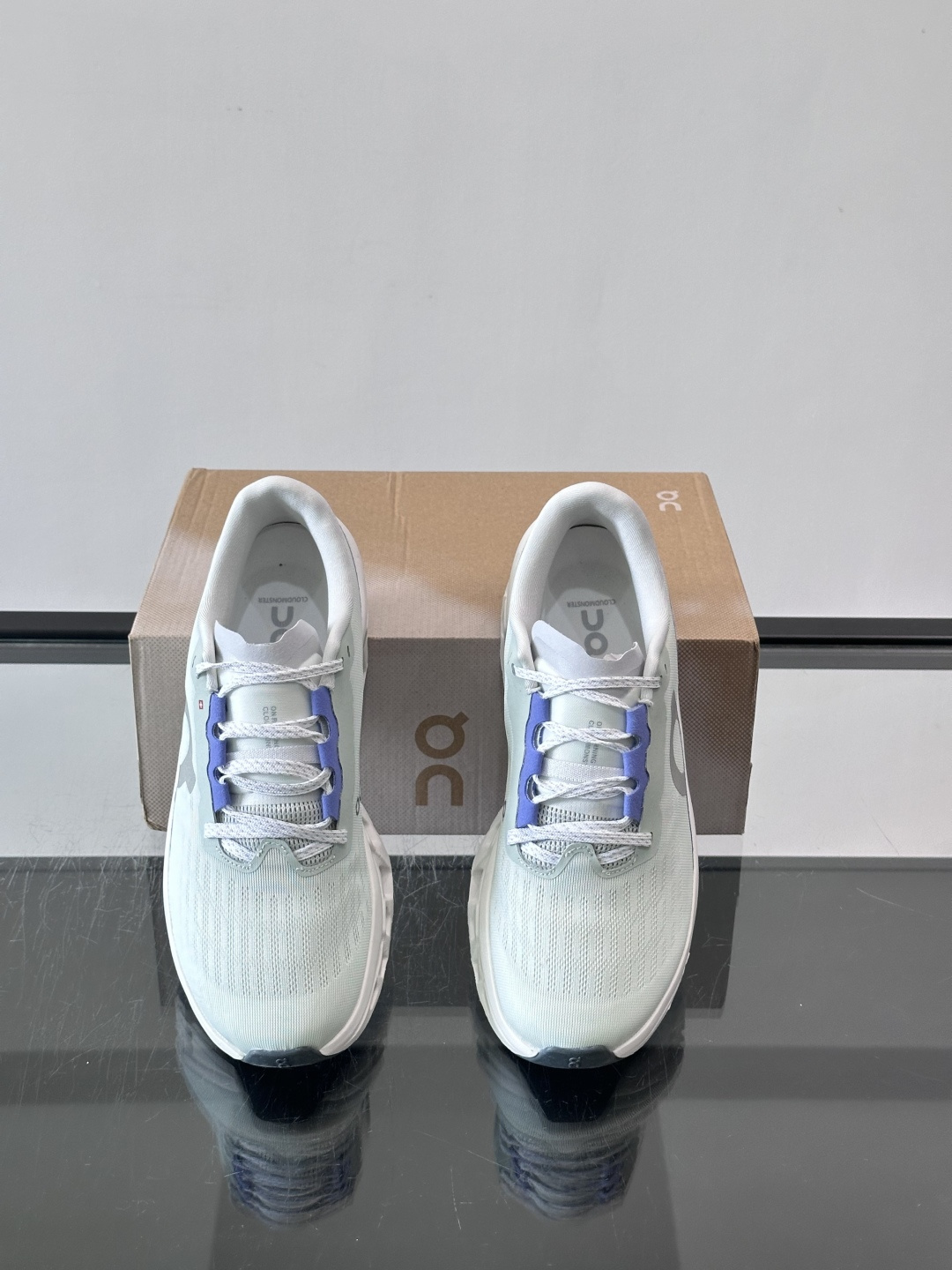 ​​On Running（昂跑）​​ 跑鞋，针织鞋面搭配 CloudTec 缓震底，鞋侧有标志性的On logo。昂跑是