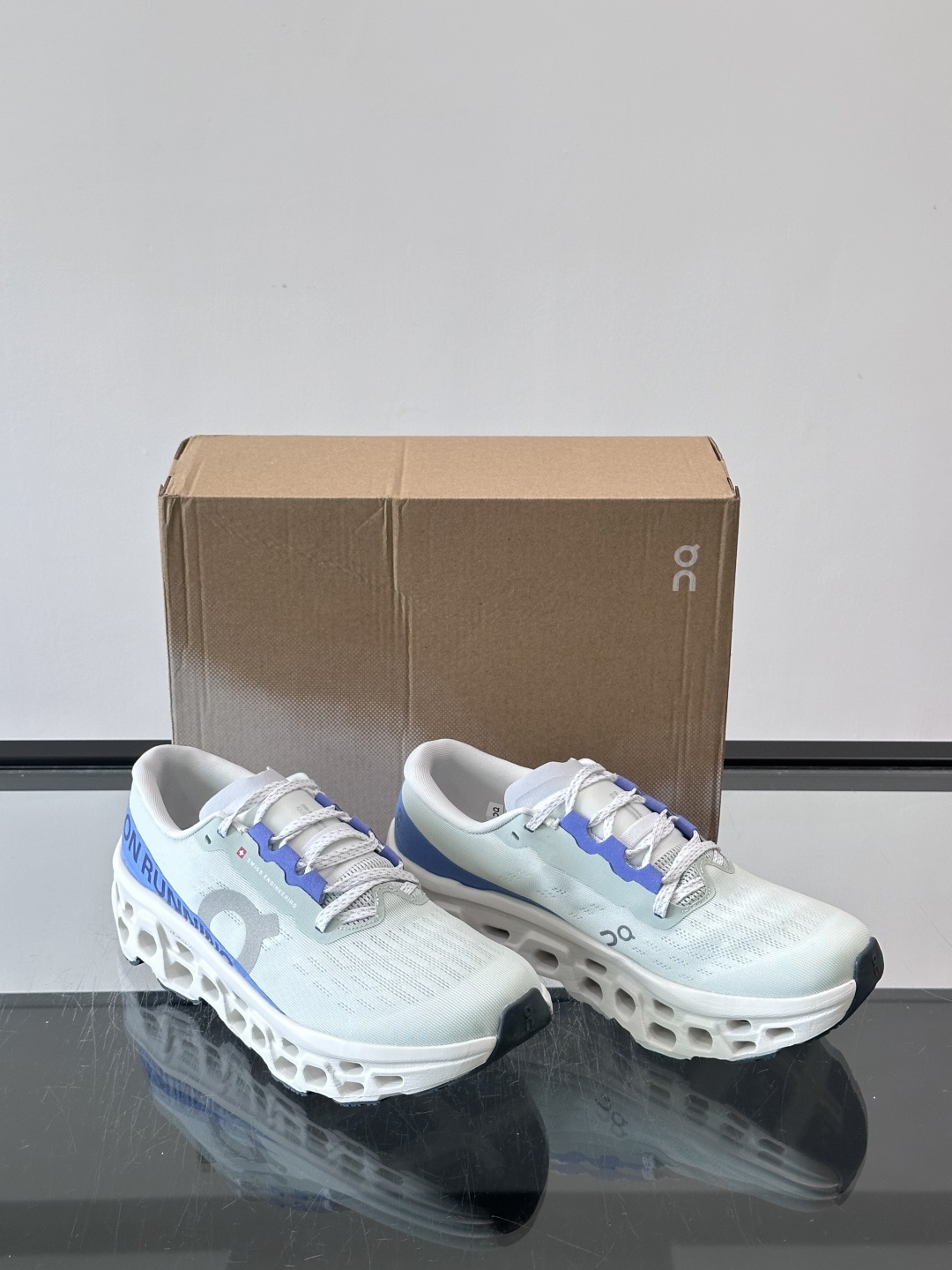 ​​On Running（昂跑）​​ 跑鞋，针织鞋面搭配 CloudTec 缓震底，鞋侧有标志性的On logo。昂跑是