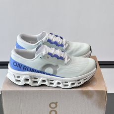 On Running(昂跑) 跑鞋,针织鞋面搭配 CloudTec 缓震底,鞋侧有标志性的On logo。昂跑是 On Running(昂跑) 跑鞋,针织鞋面搭配 CloudTec 缓震底,鞋侧有标志性的On logo。昂跑是