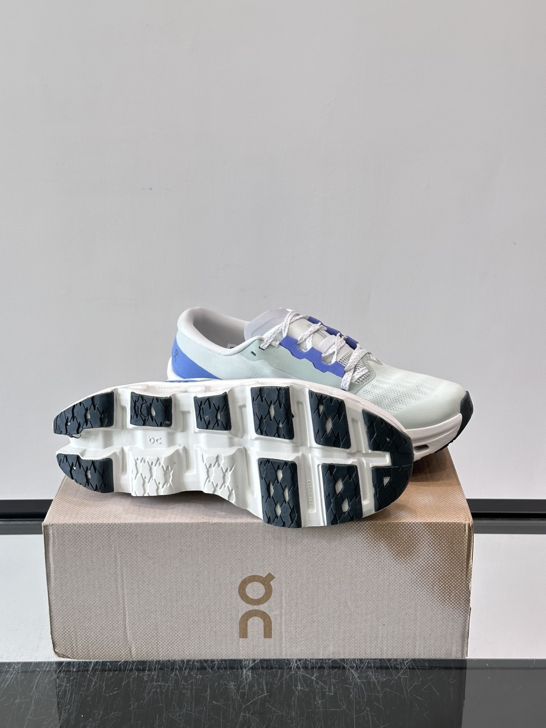 ​​On Running（昂跑）​​ 跑鞋，针织鞋面搭配 CloudTec 缓震底，鞋侧有标志性的On logo。昂跑是
