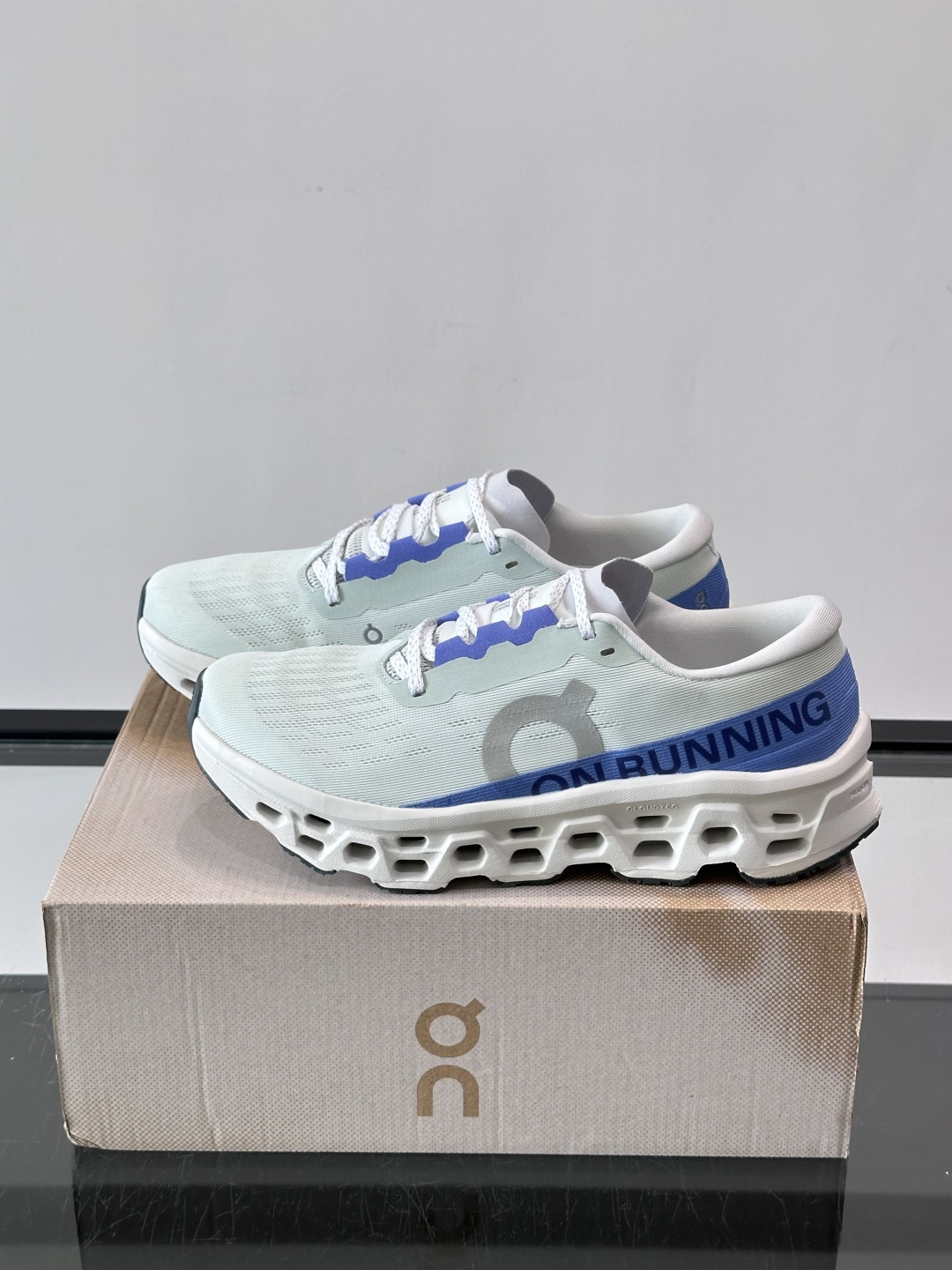 ​​On Running（昂跑）​​ 跑鞋，针织鞋面搭配 CloudTec 缓震底，鞋侧有标志性的On logo。昂跑是