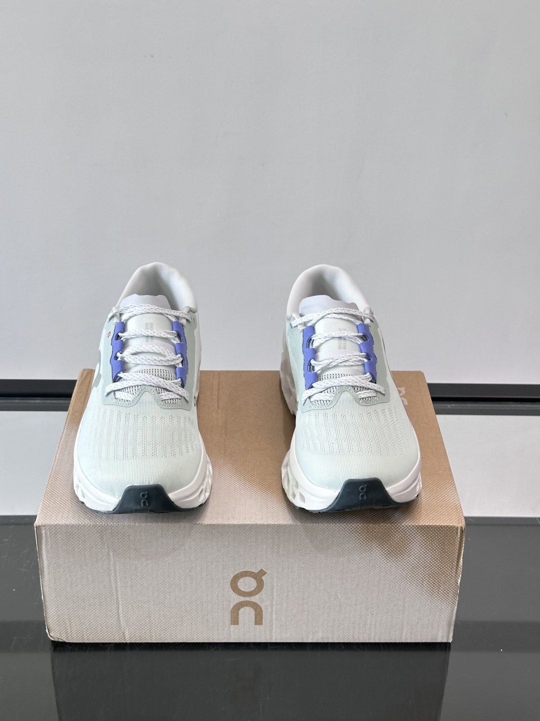 ​​On Running（昂跑）​​ 跑鞋，针织鞋面搭配 CloudTec 缓震底，鞋侧有标志性的On logo。昂跑是