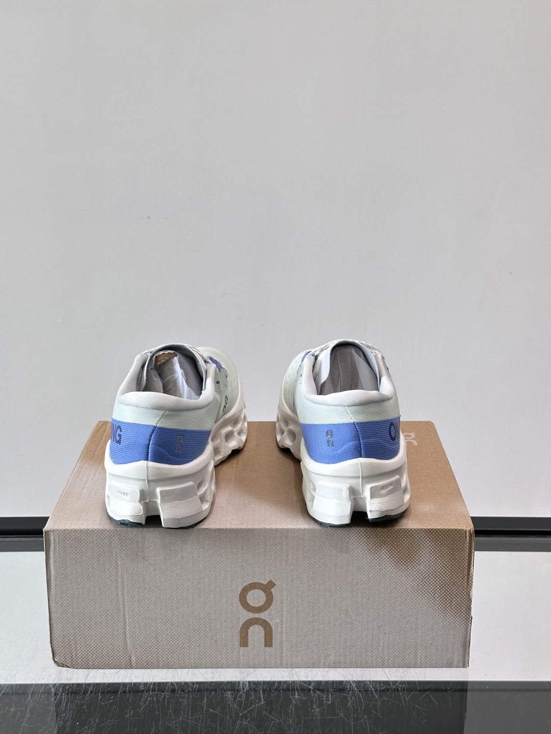 ​​On Running（昂跑）​​ 跑鞋，针织鞋面搭配 CloudTec 缓震底，鞋侧有标志性的On logo。昂跑是