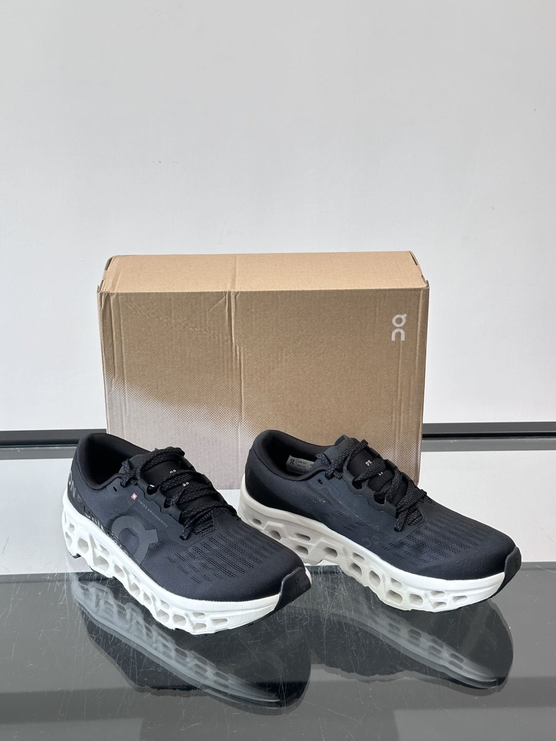 ​​On Running（昂跑）​​ 跑鞋，针织鞋面搭配 CloudTec 缓震底，鞋侧有标志性的On logo。昂跑是
