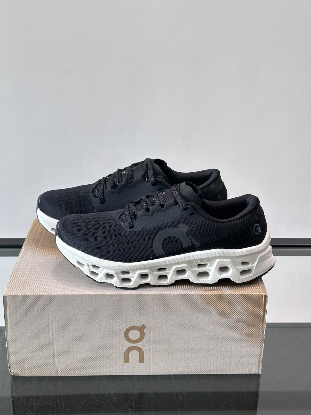 ​​On Running（昂跑）​​ 跑鞋，针织鞋面搭配 CloudTec 缓震底，鞋侧有标志性的On logo。昂跑是