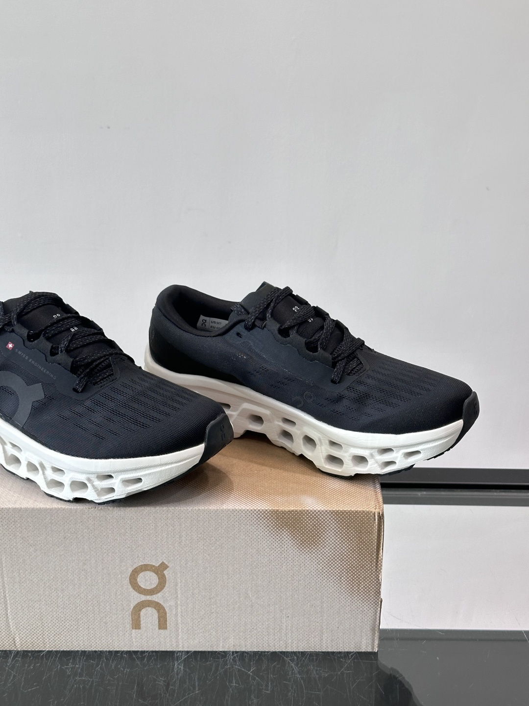 ​​On Running（昂跑）​​ 跑鞋，针织鞋面搭配 CloudTec 缓震底，鞋侧有标志性的On logo。昂跑是