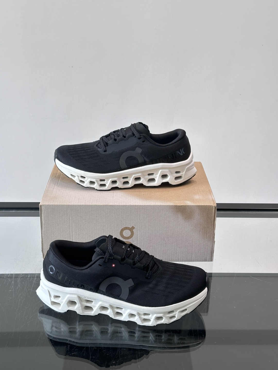 ​​On Running（昂跑）​​ 跑鞋，针织鞋面搭配 CloudTec 缓震底，鞋侧有标志性的On logo。昂跑是