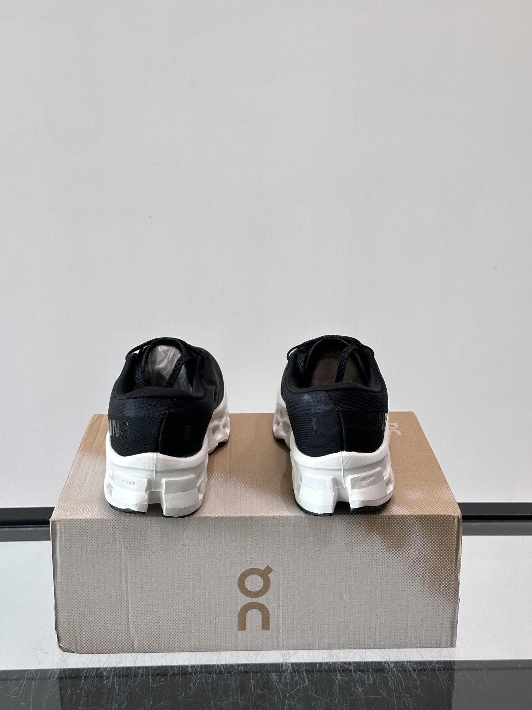 ​​On Running（昂跑）​​ 跑鞋，针织鞋面搭配 CloudTec 缓震底，鞋侧有标志性的On logo。昂跑是
