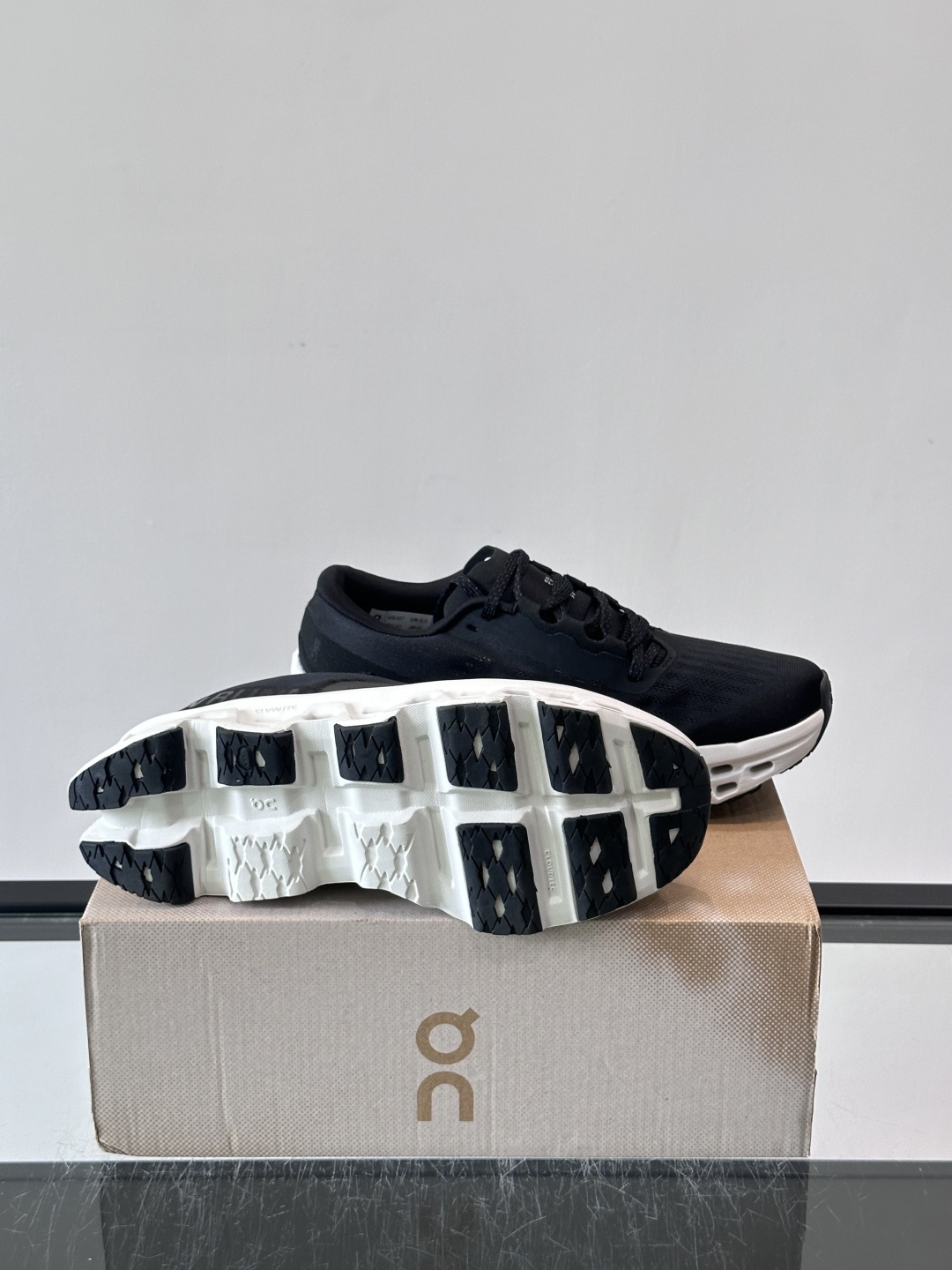 ​​On Running（昂跑）​​ 跑鞋，针织鞋面搭配 CloudTec 缓震底，鞋侧有标志性的On logo。昂跑是