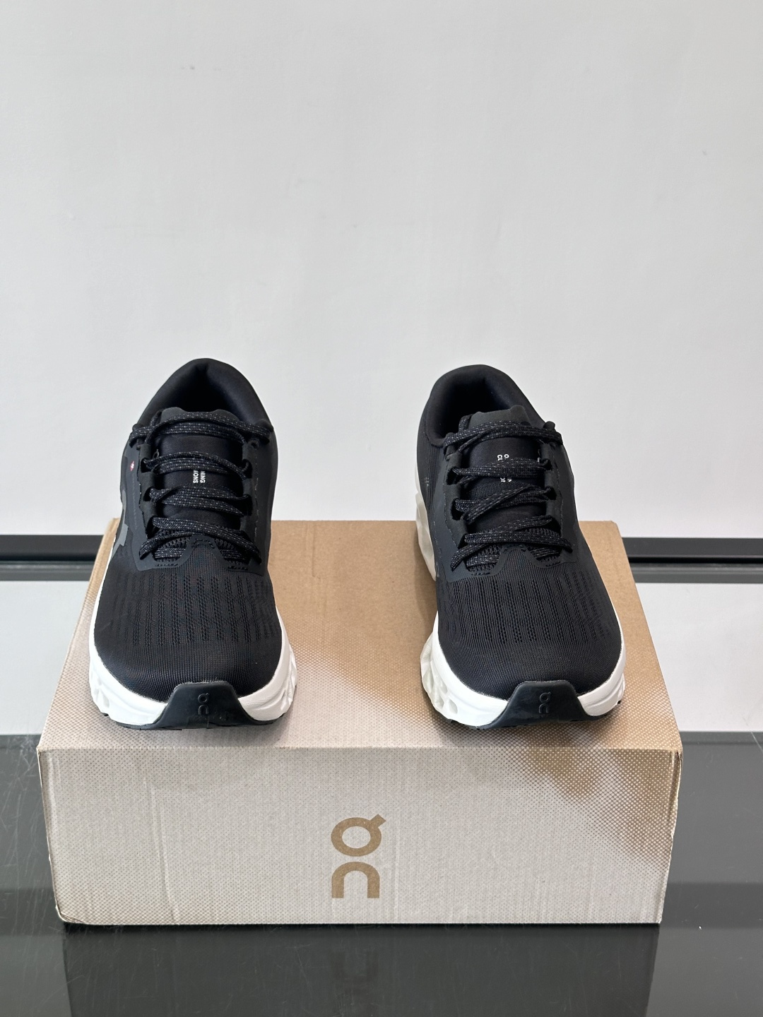 ​​On Running（昂跑）​​ 跑鞋，针织鞋面搭配 CloudTec 缓震底，鞋侧有标志性的On logo。昂跑是