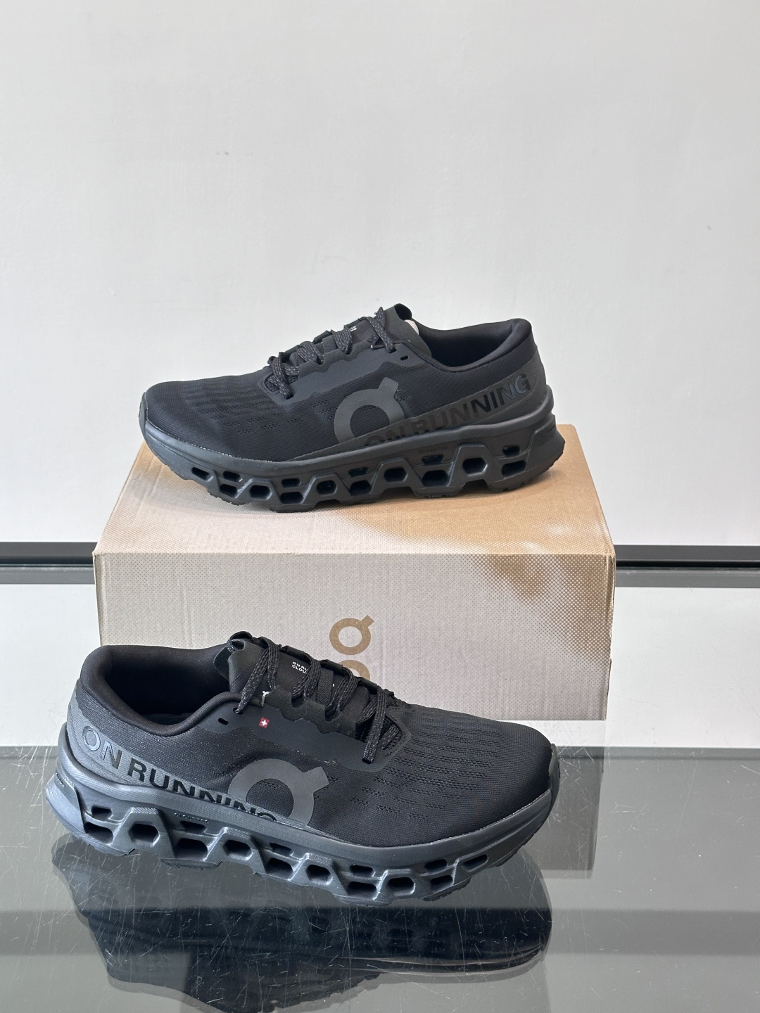 ​​On Running（昂跑）​​ 跑鞋，针织鞋面搭配 CloudTec 缓震底，鞋侧有标志性的On logo。昂跑是