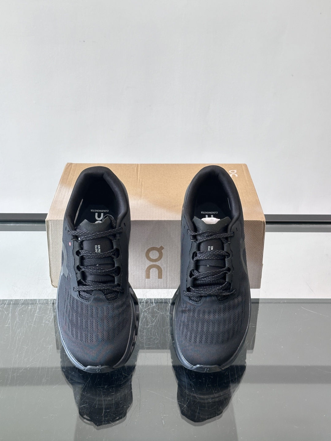 ​​On Running（昂跑）​​ 跑鞋，针织鞋面搭配 CloudTec 缓震底，鞋侧有标志性的On logo。昂跑是
