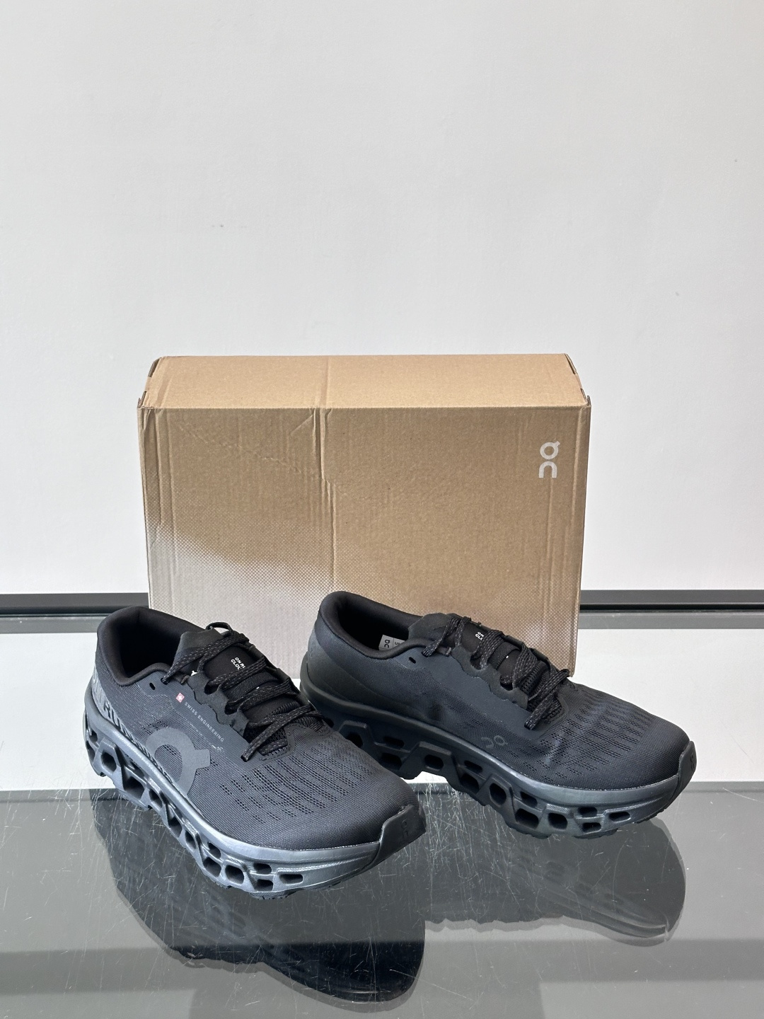 ​​On Running（昂跑）​​ 跑鞋，针织鞋面搭配 CloudTec 缓震底，鞋侧有标志性的On logo。昂跑是