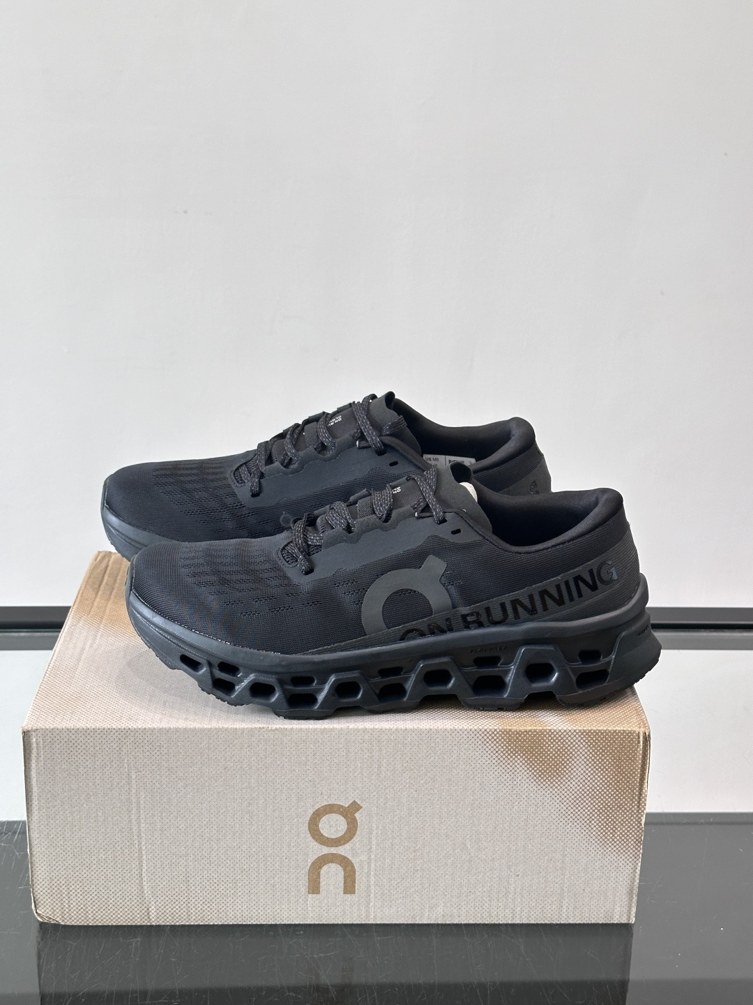 ​​On Running（昂跑）​​ 跑鞋，针织鞋面搭配 CloudTec 缓震底，鞋侧有标志性的On logo。昂跑是