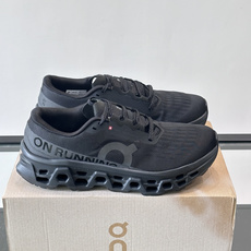 On Running(昂跑) 跑鞋,针织鞋面搭配 CloudTec 缓震底,鞋侧有标志性的On logo。昂跑是 On Running(昂跑) 跑鞋,针织鞋面搭配 CloudTec 缓震底,鞋侧有标志性的On logo。昂跑是