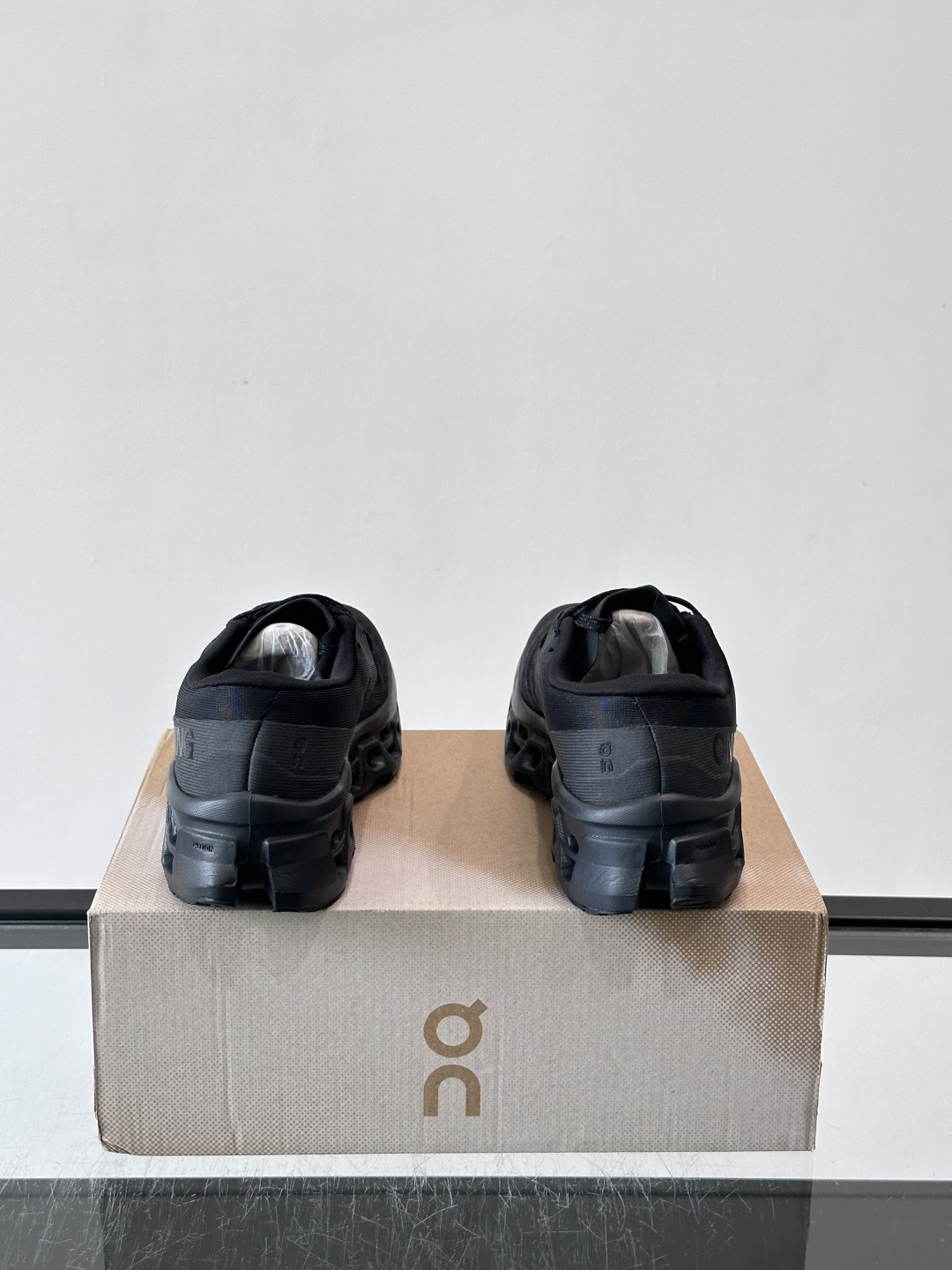 ​​On Running（昂跑）​​ 跑鞋，针织鞋面搭配 CloudTec 缓震底，鞋侧有标志性的On logo。昂跑是