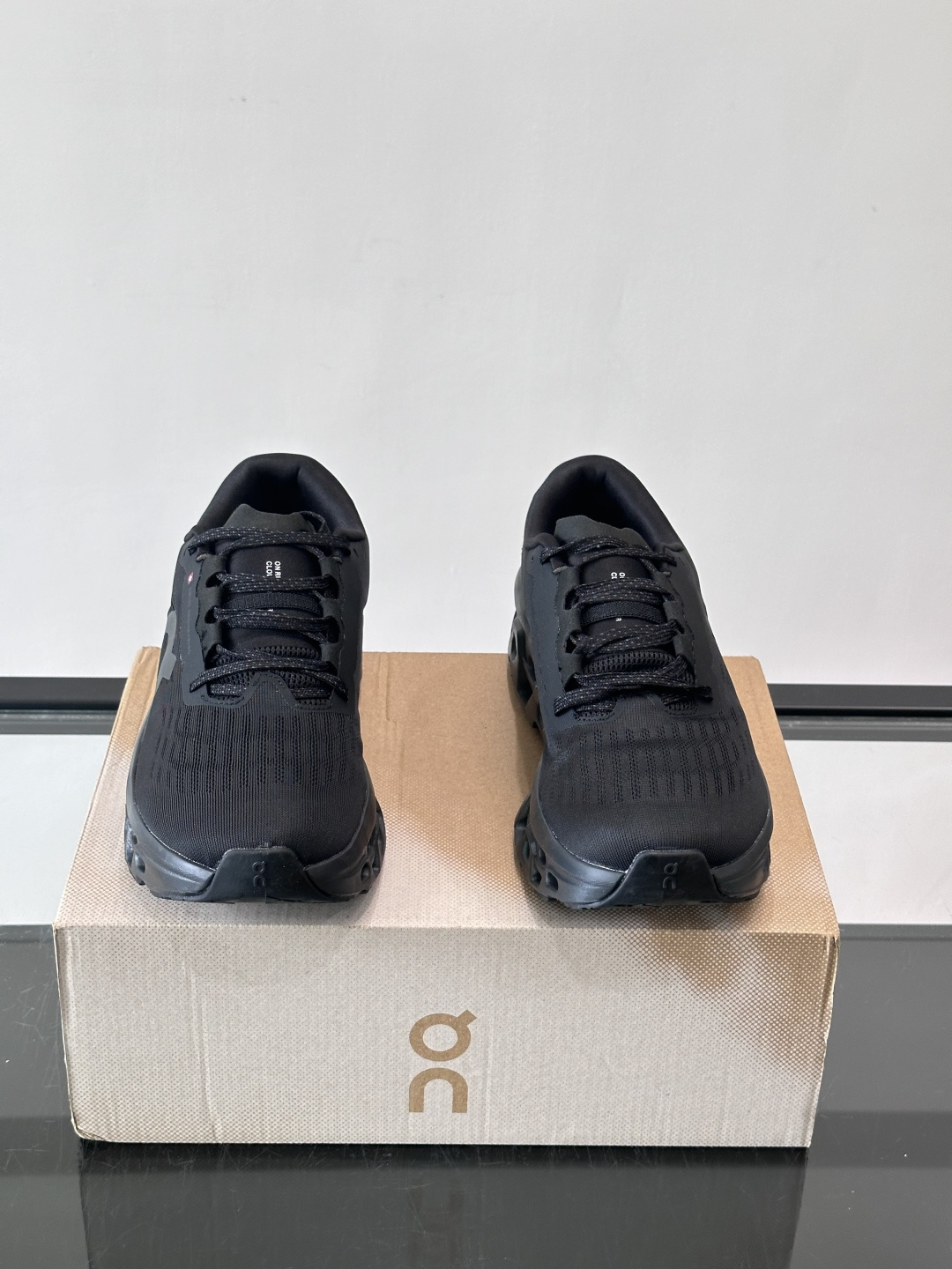 ​​On Running（昂跑）​​ 跑鞋，针织鞋面搭配 CloudTec 缓震底，鞋侧有标志性的On logo。昂跑是
