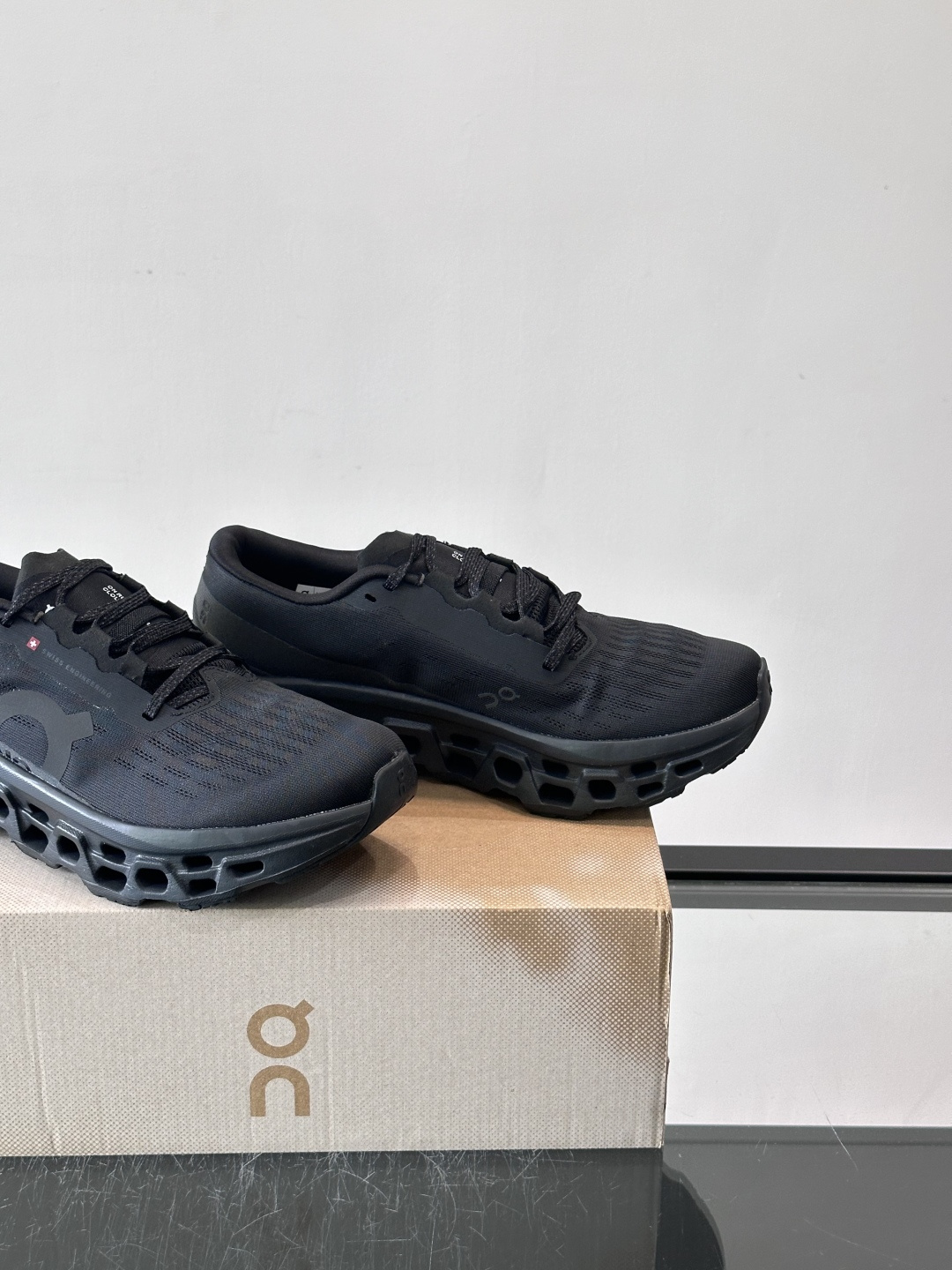 ​​On Running（昂跑）​​ 跑鞋，针织鞋面搭配 CloudTec 缓震底，鞋侧有标志性的On logo。昂跑是