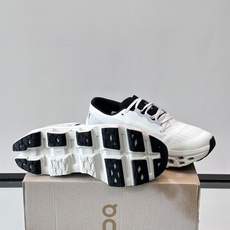 On Running(昂跑) 跑鞋,针织鞋面搭配 CloudTec 缓震底,鞋侧有标志性的On logo。昂跑是 On Running(昂跑) 跑鞋,针织鞋面搭配 CloudTec 缓震底,鞋侧有标志性的On logo。昂跑是