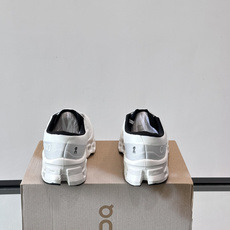 On Running(昂跑) 跑鞋,针织鞋面搭配 CloudTec 缓震底,鞋侧有标志性的On logo。昂跑是 On Running(昂跑) 跑鞋,针织鞋面搭配 CloudTec 缓震底,鞋侧有标志性的On logo。昂跑是