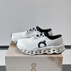 On Running(昂跑) 跑鞋,针织鞋面搭配 CloudTec 缓震底,鞋侧有标志性的On logo。昂跑是 On Running(昂跑) 跑鞋,针织鞋面搭配 CloudTec 缓震底,鞋侧有标志性的On logo。昂跑是