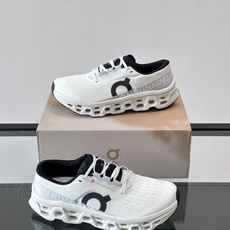 On Running(昂跑) 跑鞋,针织鞋面搭配 CloudTec 缓震底,鞋侧有标志性的On logo。昂跑是 On Running(昂跑) 跑鞋,针织鞋面搭配 CloudTec 缓震底,鞋侧有标志性的On logo。昂跑是