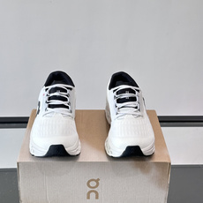 On Running(昂跑) 跑鞋,针织鞋面搭配 CloudTec 缓震底,鞋侧有标志性的On logo。昂跑是 On Running(昂跑) 跑鞋,针织鞋面搭配 CloudTec 缓震底,鞋侧有标志性的On logo。昂跑是