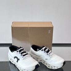 On Running(昂跑) 跑鞋,针织鞋面搭配 CloudTec 缓震底,鞋侧有标志性的On logo。昂跑是 On Running(昂跑) 跑鞋,针织鞋面搭配 CloudTec 缓震底,鞋侧有标志性的On logo。昂跑是