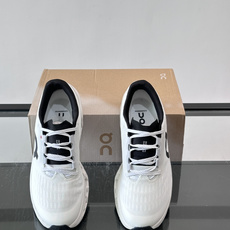 On Running(昂跑) 跑鞋,针织鞋面搭配 CloudTec 缓震底,鞋侧有标志性的On logo。昂跑是 On Running(昂跑) 跑鞋,针织鞋面搭配 CloudTec 缓震底,鞋侧有标志性的On logo。昂跑是