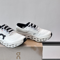 On Running(昂跑) 跑鞋,针织鞋面搭配 CloudTec 缓震底,鞋侧有标志性的On logo。昂跑是 On Running(昂跑) 跑鞋,针织鞋面搭配 CloudTec 缓震底,鞋侧有标志性的On logo。昂跑是