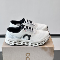 On Running(昂跑) 跑鞋,针织鞋面搭配 CloudTec 缓震底,鞋侧有标志性的On logo。昂跑是 On Running(昂跑) 跑鞋,针织鞋面搭配 CloudTec 缓震底,鞋侧有标志性的On logo。昂跑是