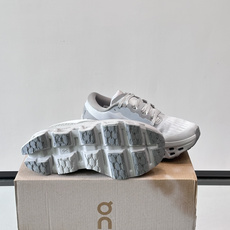 On Running(昂跑) 跑鞋,针织鞋面搭配 CloudTec 缓震底,鞋侧有标志性的On logo。昂跑是 On Running(昂跑) 跑鞋,针织鞋面搭配 CloudTec 缓震底,鞋侧有标志性的On logo。昂跑是