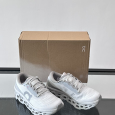 On Running(昂跑) 跑鞋,针织鞋面搭配 CloudTec 缓震底,鞋侧有标志性的On logo。昂跑是 On Running(昂跑) 跑鞋,针织鞋面搭配 CloudTec 缓震底,鞋侧有标志性的On logo。昂跑是
